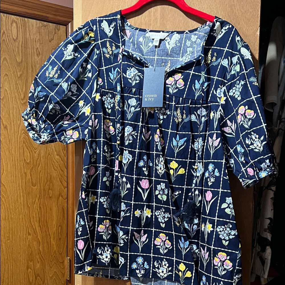 Crown & Ivy Navy Floral L Petite Blouse